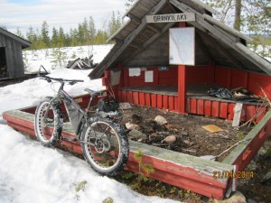 Tälläinen pyörä oli pääsiäisen aikana liikkeellä kyläseuran maastossa.