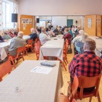 Orajärven kylätalolle oli saapunut paljon väkeä juhlistamaan Jokivartisten latuja.