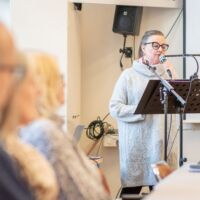 Kyläseuran puheenjohtaja Sirpa Penttinen toivotti juhlavieraat tervetulleiksi.