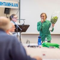 Markku Taivainen sai kiitoskukkaset latujen superkäyttäjänä ja niiden puolestapuhujana.