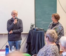 Pentti ja Marjatta Ahoa muistettiin kukkasin kaikesta siitä väsymättömästä talkootyöstä, jota he tekevät.