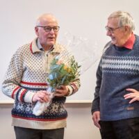 Harry Ylisaukko-oja sai kiitoskukat hankkeen läpiviennistä ja sen jatkumisen puolesta tehdystä työstä. Kukat ojensi Markku Kihniä.