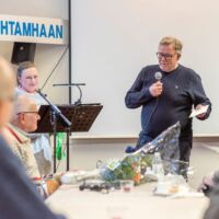 Raine Mäki toi Jarka-IF:n onnittelut. Niitä vastaanottamassa Sirpa Penttinen.